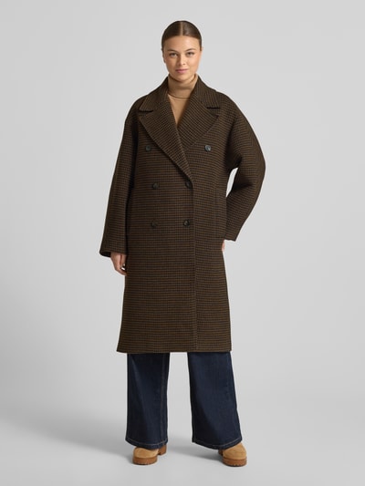 Frauenmodel trägt Mantel mit Reverskragen von Mango aus Lanawoll-Mix mit Viskose-Anteil, Regular-Fit, Knopfverschluss, Eingrifftaschen, Ganzkörperansicht von vorne.