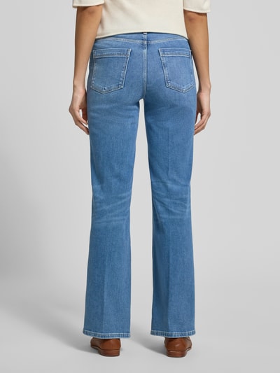 Frauenmodel trägt Straight Fit Jeans mit Gesäßtaschen Modell 'Carie' von Someday aus elastischem Baumwoll-Mix, Ganzkörperansicht Rückansicht.