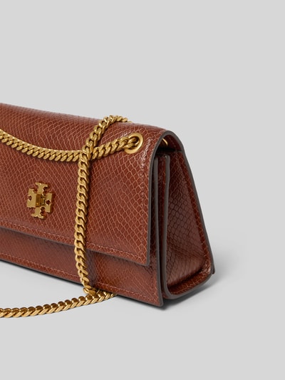 Produktfoto, Shoulder Bag mit Schlangenmuster von Tory Burch, braune Struktur, goldene Gliederkette, Hauptfach mit Überschlag, Detailaufnahme