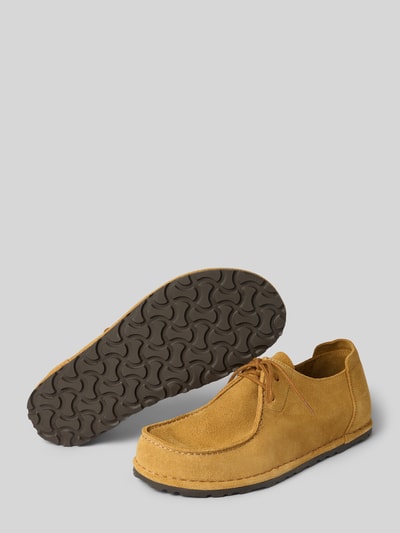 Produktfoto, Mokassins mit Schnürung Modell 'UTTI LACE' von Birkenstock, gelbes Wildleder, profilierte braune Sohle, abgerundete Spitze, Absatzhöhe 1 cm, Schafthöhe 9 cm, Schaftweite 10 cm