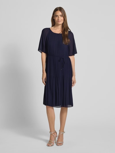 s.Oliver BLACK LABEL Getailleerde chiffon jurk met strikceintuur Marineblauw - 4