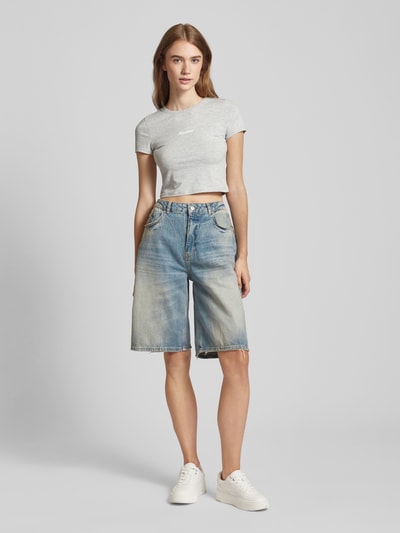 Review Cropped T-Shirt mit Label-Print Hellgrau Melange 1