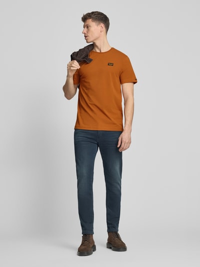 Männermodel trägt T-Shirt mit Label-Details und Rundhalsausschnitt von PME Legend, Baumwoll-Elasthan-Mix, Regular-Fit, Rückenlänge 70 cm, Ganzkörperansicht von vorne.