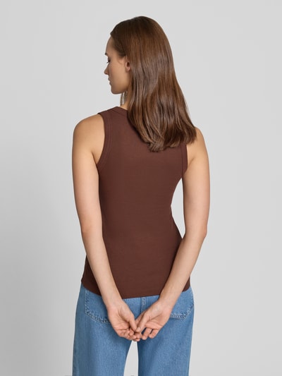 Vrouwenmodel draagt Tanktop in Ripp-Optik Model 'HONEY' van Topshop, mix van katoen en elastaan, slim fit, riblook, ronde hals, ruglengte bij maat S 53 cm, volledige achterkantaanzicht.