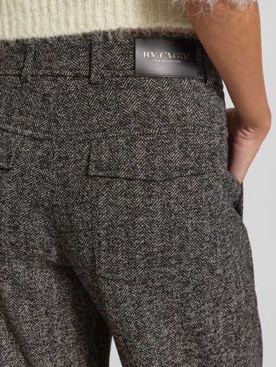 Vrouwenmodel draagt Barrel Leg broek met riemlussen van CAMBIO, gemêleerde look met visgraatmotief, Polyestermix, detailopname rugzijde.