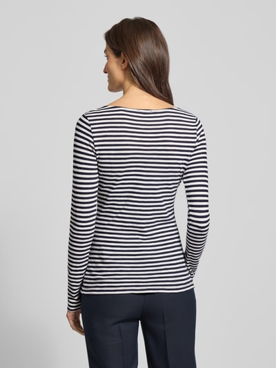 Vrouwenmodel draagt Longsleeve uit biologische katoen van MARC O'POLO, getailleerd, gestreept, zwart-wit, rugaanzicht, Ganzkörperansicht Rückansicht.