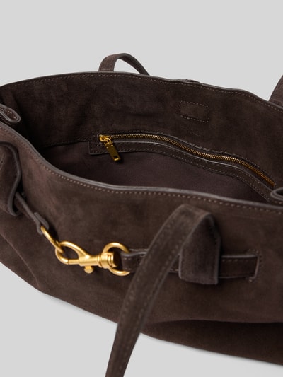 Produktfoto, Handtasche aus echtem Leder mit Zier-Applikation von MANGO, braunes Leder, goldfarbener Verschluss, Innenfach mit Reißverschluss, Struktur samtig, Maße 37x18x11 cm, Schulterriemen 58 cm, Magnetverschluss am Hauptfach