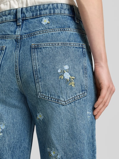 Frauenmodel trägt Wide Fit Jeans mit floralem Allover-Stitching Modell 'BEVERLY' von Mango, Reine Baumwolle, 5-Pocket-Design, Nahaufnahme Rückansicht.