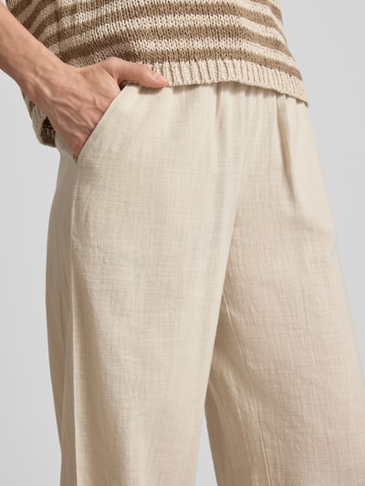 Frauenmodel trägt Weite HOSE aus Baumwoll-Leinen-Mix Modell 'CAIA' von Vero Moda, Optik: Unifarben, seitliche Eingrifftaschen, Nahaufnahme Oberkörper.