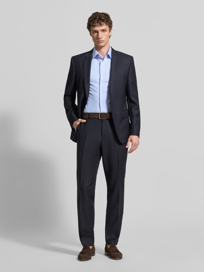Männermodel trägt Slim Fit Business-Hemd mit Kentkragen von Jake*s aus Baumwoll-Mix mit Stretch-Anteil, Ganzkörperansicht von vorne.