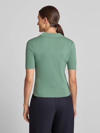 Frauenmodel trägt Regular Fit Poloshirt aus Viskose-Mix von Jake*s Collection in hellem Grün, glatte Oberfläche, Ganzkörperansicht Rückansicht.