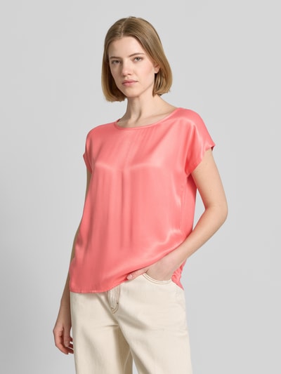 Frauenmodel trägt T-Shirt aus Viskose-Elasthan-Mix mit Rundhalsausschnitt von More & More in Koralle, glatte Textur, Kappärmel, Regular Fit, Ganzkörperansicht von vorne.