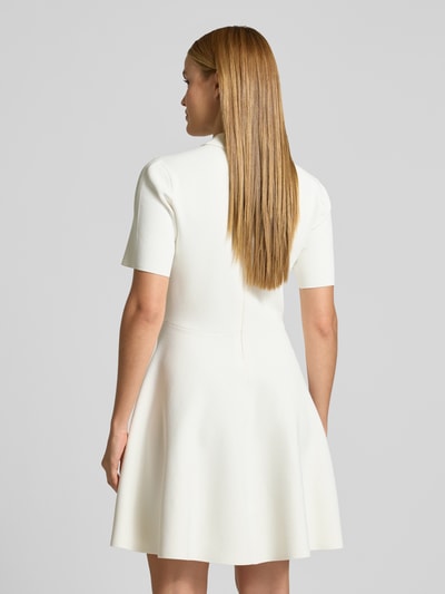 Frauenmodel trägt Polokleid mit kurzer Knopfleiste Modell 'RONDAA' von Ted Baker in Weiß, taillierter Schnitt, Viskose-Mix, Ganzkörperansicht Rückansicht.