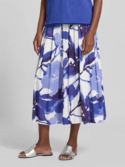 Frauenmodel trägt Midirock aus reiner Viskose mit floralem Allover-Print von Betty Barclay, blau-weiß, Kellerfalten, Nahaufnahme Unterkörper.