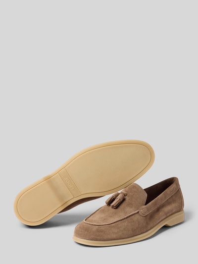 Produktfoto, Loafers mit glatter Sohle Modell 'Velluto' von JOOP! SHOES, beżowy zamsz, zaokrąglony krój, ozdobna aplikacja, wysokość obcasa 3 cm, wysokość cholewki 7 cm, szerokość w rozmiarze 44: 6 cm