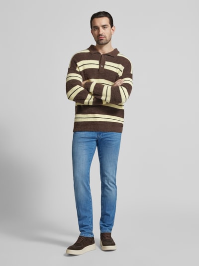 Männermodel trägt Slim Fit Jeans mit Eingrifftaschen Modell 'Chuck' von BRAX aus Baumwoll-Elasthan-Mix, Ganzkörperansicht von vorne.