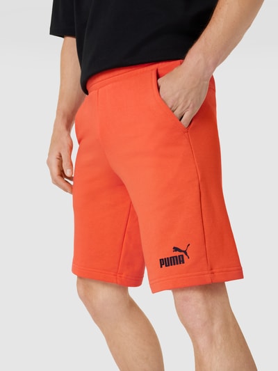 PUMA PERFORMANCE Szorty z dzianiny dresowej z nadrukiem z logo model ‘ESS SWEAT BERMUDAS’ Czerwony 3