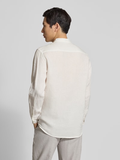 Männermodel trägt Regular Fit Leinenhemd mit Stehkragen von Scotch & Soda in Weiß, lockere Textur, Hemdkragen, Ganzkörperansicht Rückansicht. Reines Leinen, Knopfleiste, Rückenlänge 76 cm, Schulterbreite 56 cm, Ärmellänge 64 cm.