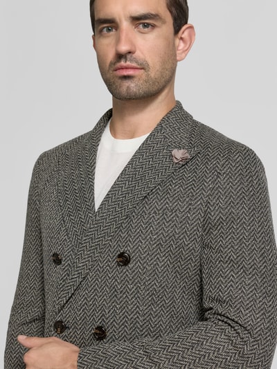 Männermodel trägt Slim Fit Sakko mit Reverskragen Modell 'Heazy' von JOOP! COLLECTION im Material-Mix mit Viskose-Anteil, Nahaufnahme Oberkörper.