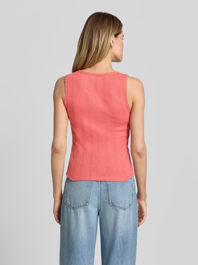 Modelka kobieca ma na sobie Trägertop mit Rundhalsausschnitt und Knopfleiste von Jake*s Casual, bawełna, krój slim fit, długość tyłu 52 cm, widok całej sylwetki od tyłu.