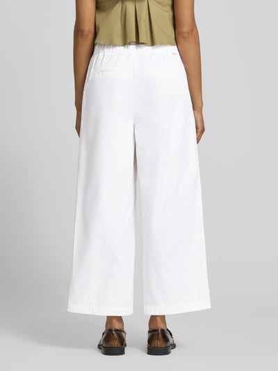 Frauenmodel trägt Regular Fit Culotte aus reiner Baumwolle von s.Oliver RED LABEL, Optik: Unifarben, Materialverarbeitung: Twill, Ganzkörperansicht Rückansicht.