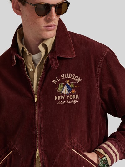 Mężczyzna prezentuje Regular Fit Blouson aus Baumwoll-Cord od Polo Ralph Lauren, bordowy cord, aplikacja logo, zbliżenie na górną część ciała.