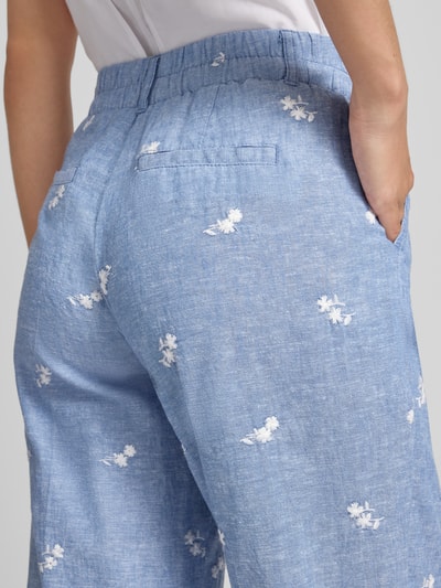 Vrouwenmodel draagt Hose aus Leinen-Baumwoll-Mix mit Stitchings van Christian Berg Woman in lichtblauw met witte bloem-stitchings, steekzakken, knoop- en ritssluiting, verkorte pasvorm, mix van katoen en linnen, binnenbeenlengte 65 cm, bandwijdte maat 36: 40 cm. Detailopname rug.