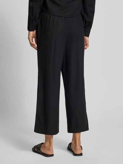 Frauenmodel trägt Weite Hose aus Viskose-Leinen-Mix Modell 'GOA' von Only, Optik: Unifarben, Ganzkörperansicht Rückansicht.