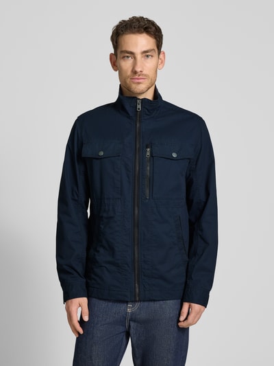 Männermodel trägt Regular Fit Jacke aus reiner Baumwolle von Tom Tailor in Two-Tone-Optik, seitliche Eingrifftaschen, Reißverschluss, Ganzkörperansicht von vorne.