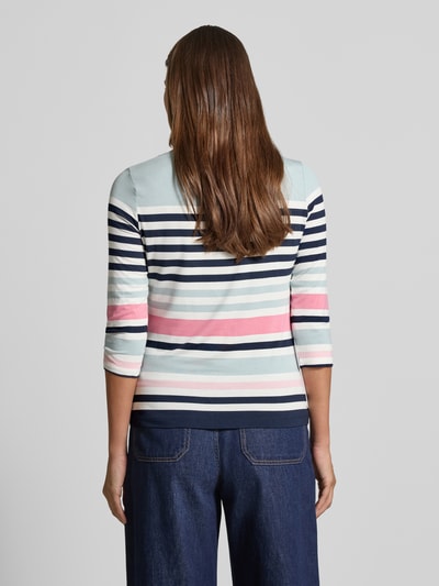 Vrouwenmodel draagt Shirt aus Viskose-Mix mit Rundhalsausschnitt van Betty Barclay, viscosemix met stretch, recht model, ronde hals, 3/4-mouw, ruglengte bij maat 36: 58 cm. Ganzkörperansicht Rückansicht.