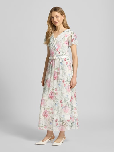 Vrouwenmodel draagt midi-jurk met riem model 'Be44lla' van ZABAIONE, materiaalmix met stretch, getailleerd model, V-hals, wikkellook, vlindermouwen, rok met plissévouwen, lichte kleuren met roze bloemen, doornsluiting, ruglengte maat S 128 cm, borstwijdte 38 cm, mouwlengte 18 cm, geheelvooraanzicht.