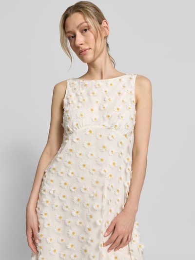 Frauenmodel trägt Midikleid mit floralem Allover-Zierbesatz von Luisa Cerano, cremefarben, taillierte Passform, Rundhalsausschnitt, blickdichter Unterrock, ärmelloses Design, Nahaufnahme Oberkörper.