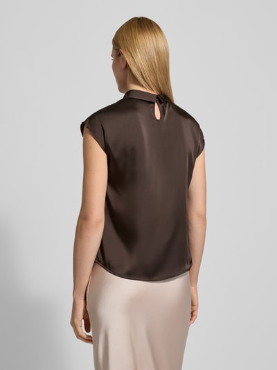 Frauenmodel trägt Regular Fit Bluse mit Raffungen Modell 'Fleur' von Neo Noir aus braunem Satin, kurzärmelig, Stehkragen, Rückenlänge 59 cm, Ganzkörperansicht Rückansicht.