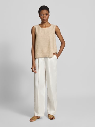 Frauenmodel trägt Top aus Leinen-Mix mit Rundhalsausschnitt Modell 'Lava' von FREE/QUENT in Beige und Weiß, Regular Fit, Ganzkörperansicht von vorne.