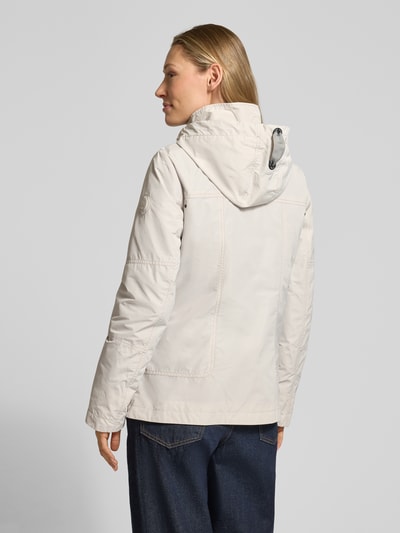 Frauenmodel trägt Weather Protection Jack mit Reißverschlusstaschen von Gil Bret in hellem Beige und Regular Fit, Rückenansicht, Ganzkörperansicht Rückansicht.