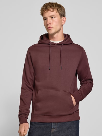 Männermodel trägt Regular Fit Hoodie aus Baumwoll-Mix Modell 'CERES' von ONLY in Dunkelrot, Herren Hoodie, Nahaufnahme Oberkörper.