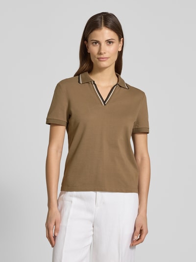 Frauenmodel trägt Regular Fit Poloshirt mit V-Ausschnitt und Kontraststreifen von Jake*s Collection aus reiner Baumwolle, Ganzkörperansicht von vorne.