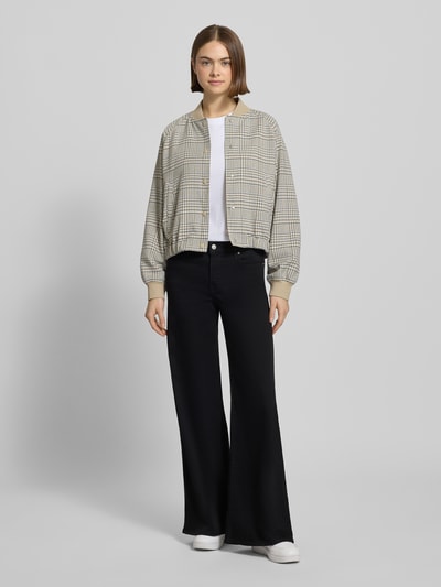 Vrouwenmodel draagt Jeans met 5-Pocket-Design van Levi's®, zwart, los model, katoenmix met stretch, knoop- en ritssluiting, frontale totaalopname.