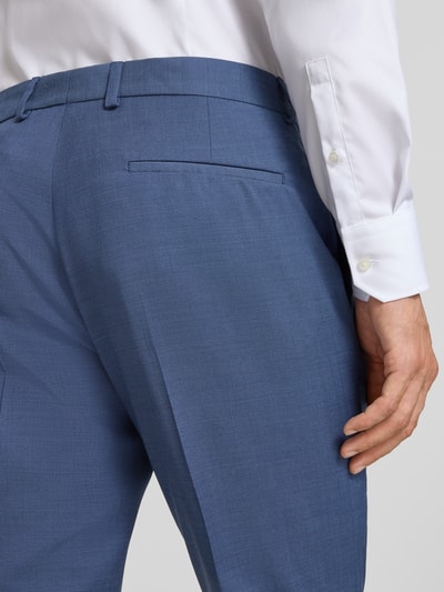 Männermodel trägt Regular Fit Anzughose aus reiner Wolle Modell 'SO PURE' von s.Oliver BLACK LABEL in Blau, Detailaufnahme Rückansicht.