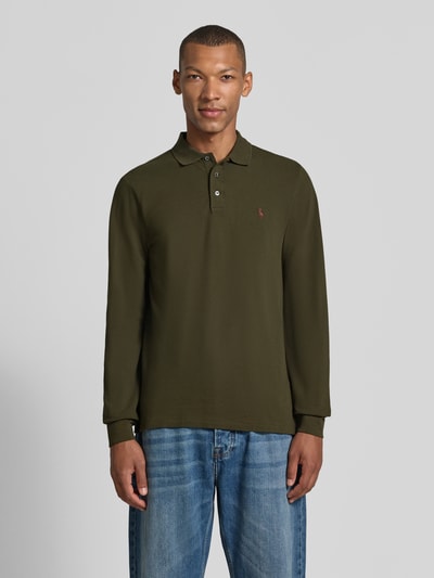 Männermodel trägt Slim Fit Pullover aus Baumwoll-Mix von Polo Ralph Lauren in Olivgrün mit glatter Textur, Ganzkörperansicht von vorne. Herren Pullover