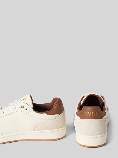 Produktfoto, Sneakersy z zaokrąglonym czubkiem, wiązanie, model 'SMASH SMART' od Replay, detale z logo, wysokość obcasa 3 cm, wysokość cholewki 6 cm, szerokość w rozmiarze 44: 8 cm, białe z brązowymi akcentami, faktura gładka i zamszowa