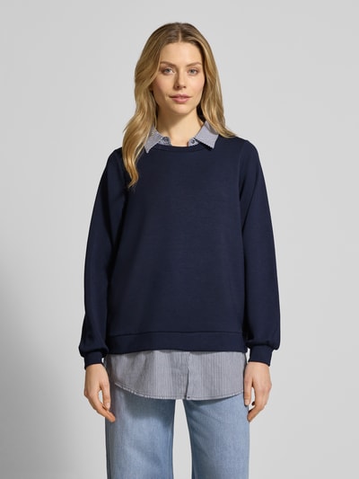 Frauenmodel trägt dunkelblaues Sweatshirt mit gerippten Abschlüssen Modell 'BANU' von Soyaconcept, Hemdblusenkragen, Material-Mix, lockerer Schnitt, Ganzkörperansicht von vorne.