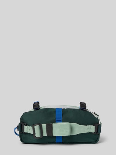 Produktfoto, Fahrradtasche mit Label-Detail von PEAK PERFORMANCE in Grün und Blau, Hauptfach mit Reißverschluss, verstellbare Riemen, Nebenfach, Maße 26 cm Breite, 14 cm Länge, 5 cm Tiefe, Riemenlänge: 94 cm