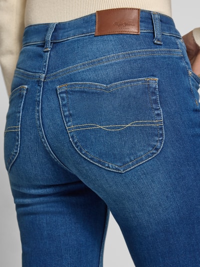 Vrouwenmodel draagt Slim Fit Bootcut Jeans aus Baumwoll-Mix Modell 'WILLA' van Pepe Jeans, denimlook, labelpatch, detailopname achterkant.