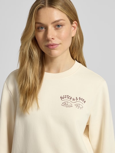 Vrouwenmodel draagt Sweatshirt met Labelprint en ronde hals van Scotch & Soda, puur katoen, regular fit, nahaufnahme bovenlichaam.