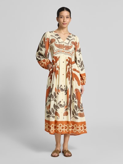 Frauenmodel trägt Midikleid aus Viskose-Mix in A-Linie mit Allover-Look, V-Ausschnitt, Knopfleiste, Modell 'Sarai' von LOLLYS LAUNDRY, Ganzkörperansicht von vorne.