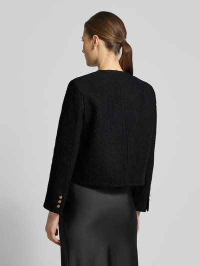 Frauenmodel trägt Regular Fit Blazer mit Rundhalsausschnitt Modell 'MEREDITH' von Bash in Schwarz, strukturierte Baumwolle, Rückenansicht Ganzkörper.