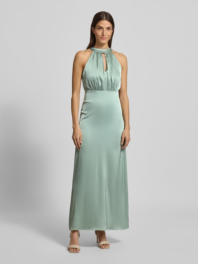 Vrouwenmodel draagt Abendkleid mit Schlüssellochausschnitt Modell 'Ravenna' van Vila, satijn, getailleerd, halterneck, zachtgroen, vooraanzicht hele lichaam.