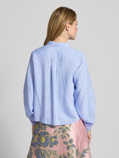 Frauenmodel trägt Relaxed Fit Bluse aus Viskose-Mix von Milano Italy, hellblau-weiß gestreift, Hemdblusenkragen, Rückenlänge 57 cm, Ärmel mit Tunnelzug, Größe 36, Ganzkörperansicht Rückansicht.