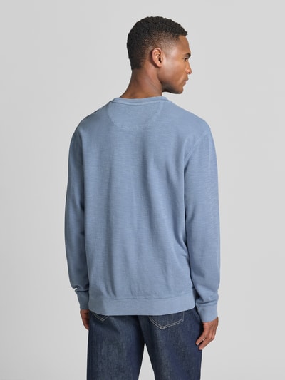 Männermodel trägt Regular Fit Sweatshirt mit Rundhalsausschnitt von Scotch & Soda aus Baumwoll-Mix, Label-Detail, Rückenansicht Ganzkörperansicht.